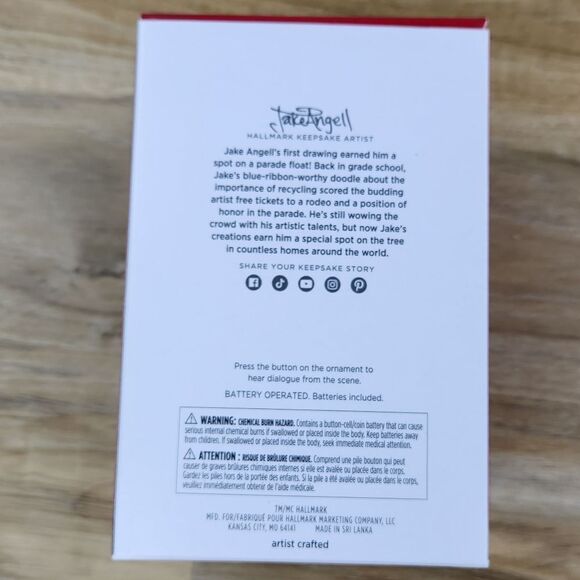 🔥NIB Hallmark Elf Does Someone Need A Hug Keepsake Ornament - Picture 8 of 12